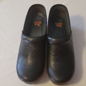 DANSKO SIZE 40 leather clogs
